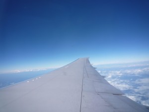 飛行機の羽と空の画像